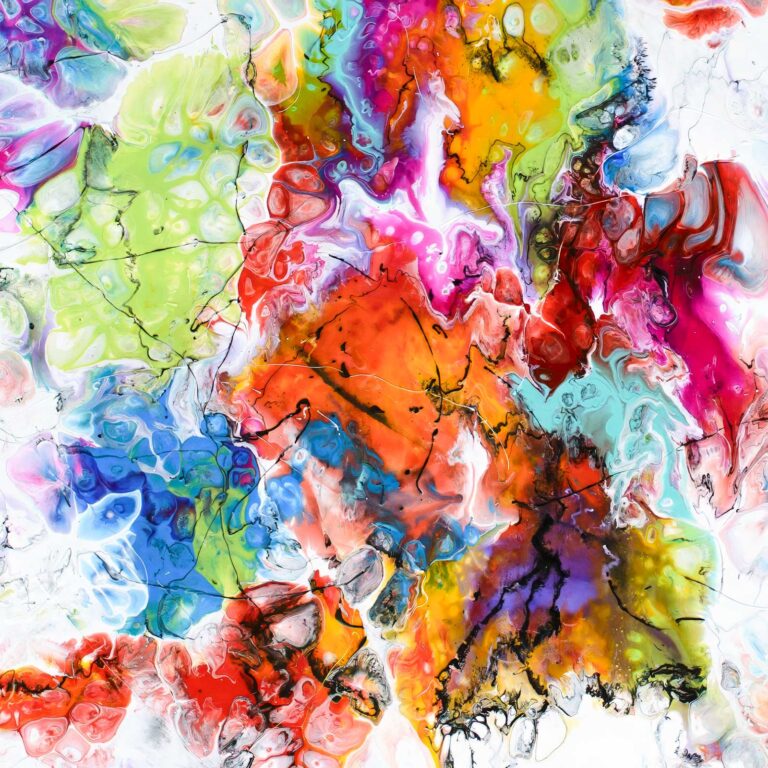 Farver i indretning med kunst på væggen, lyse materialer og afbalanceret farvepalette